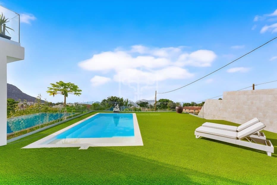 5 bedroom Villa for sale in Arona with pool garage - € 1,490,000 (Ref: 10164008)