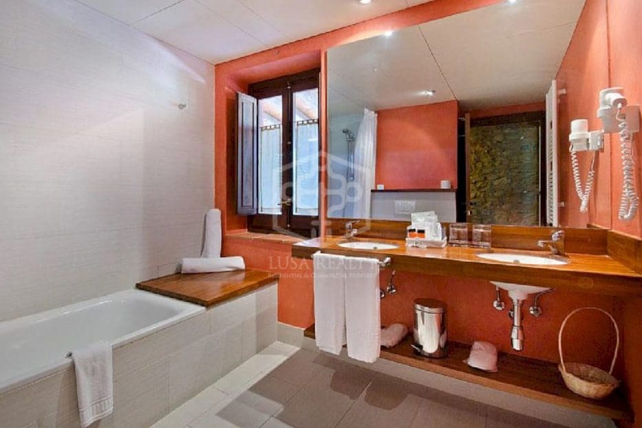 12 soverom Hotell til salgs i Barcelona by med svømmebasseng - € 2 600 000 (Ref: 8115617)