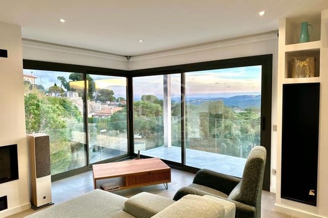 4 chambre Villa/Maison à vendre à Urbanitzacions del Nord, Lloret de Mar avec piscine garage - 869 500 € (Ref: 8200716)