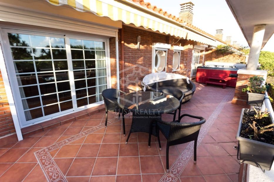 6 soveværelse Byhus til salg i Gava med swimmingpool - € 2.850.000 (Ref: 8281886)