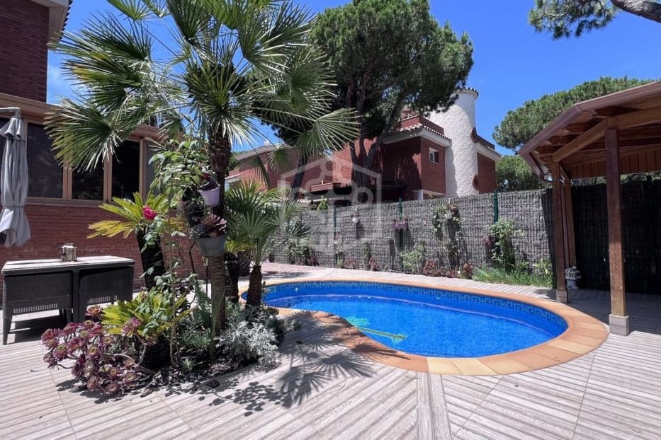 4 Zimmer Villa zu vermieten in Gava mit Pool Garage - 9.000 € (Ref: 8396024)