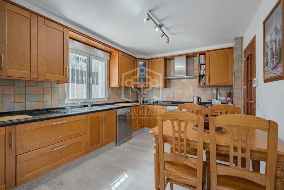 3 slaapkamer Huis te koop in Arona - € 890.000 (Ref: 8681501)