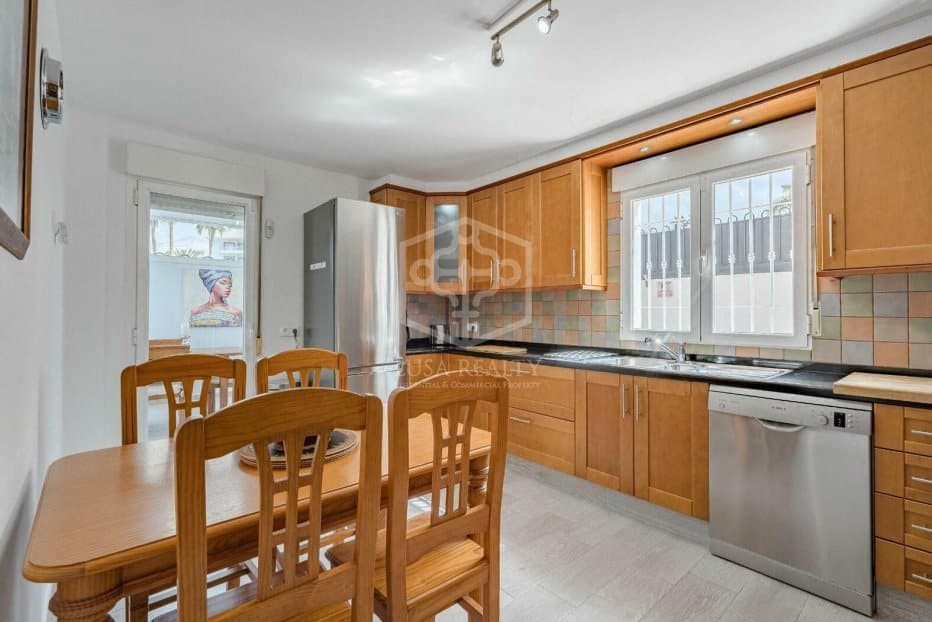 3 slaapkamer Huis te koop in Arona - € 890.000 (Ref: 8681501)