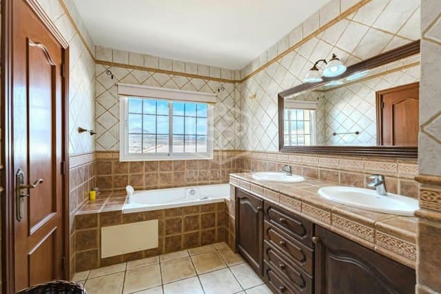 4 bedroom Villa for sale in San Miguel de Abona - € 1,600,000 (Ref: 8830139)