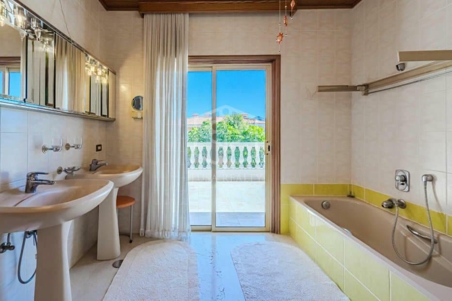 9 soveværelse Villa til salg i Arona - € 1.595.000 (Ref: 8848244)