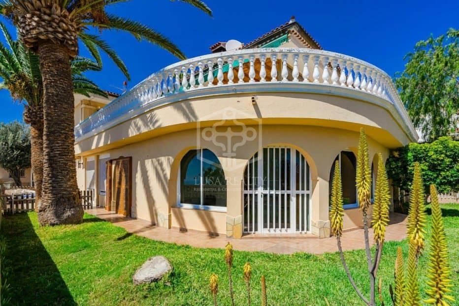 9 soveværelse Villa til salg i Arona - € 1.595.000 (Ref: 8848244)