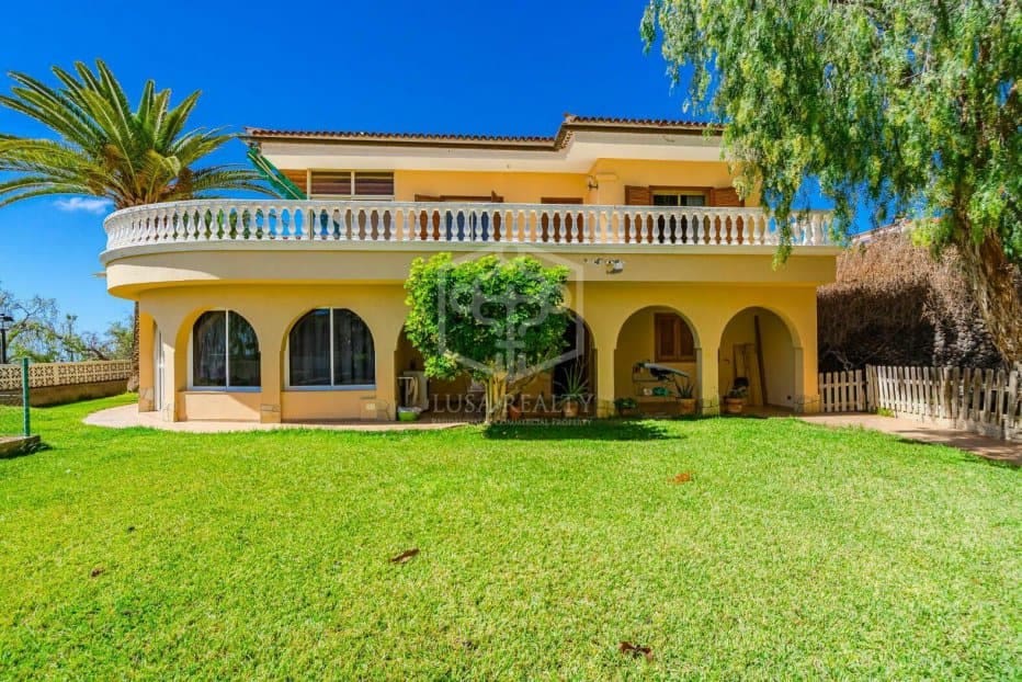 9 soveværelse Villa til salg i Arona - € 1.595.000 (Ref: 8848244)