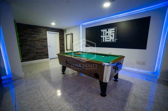 Erhverv til salg i Playa del Duque, Adeje - € 1.400.000 (Ref: 8904741)