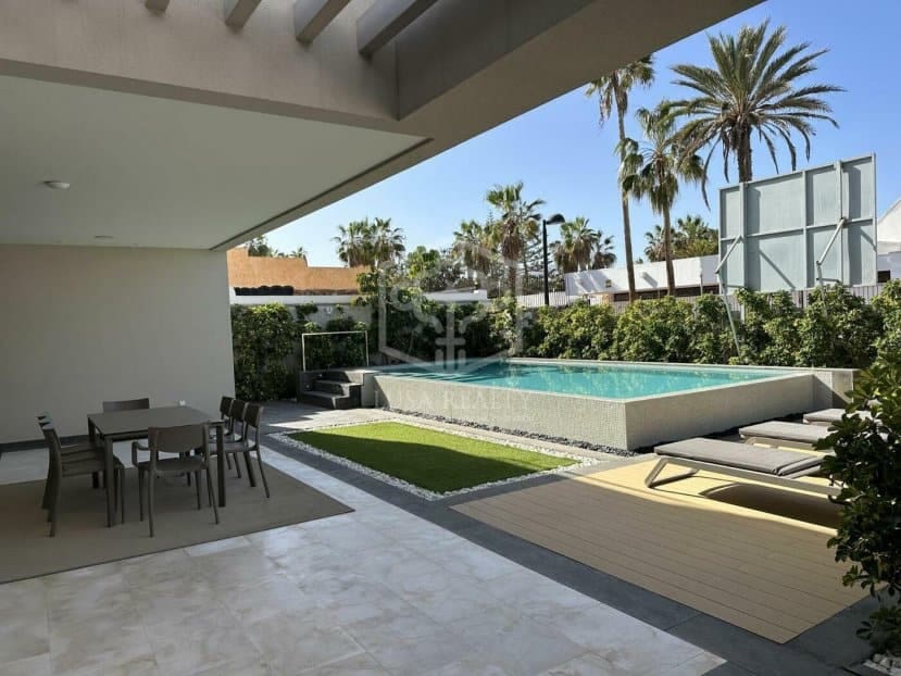 4 slaapkamer Villa te koop in Arona - € 3.250.000 (Ref: 9200003)