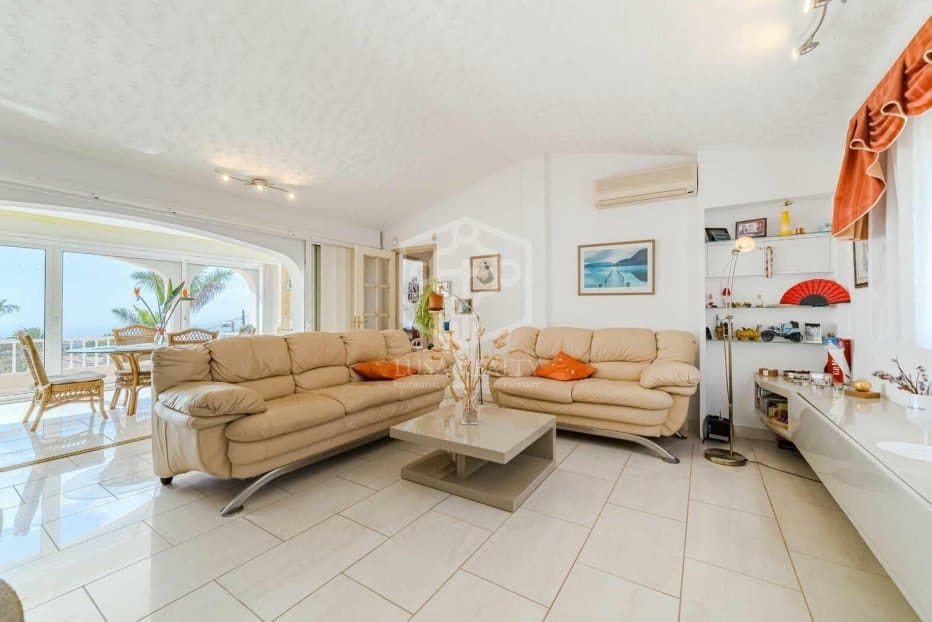 5 bedroom Villa for sale in Arona - € 800,000 (Ref: 9211399)