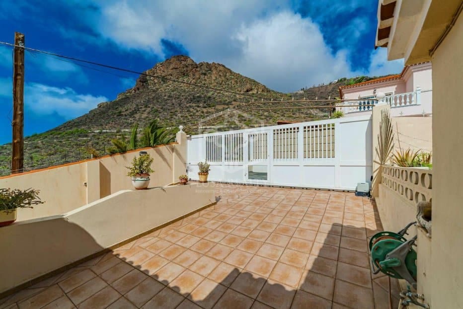 5 bedroom Villa for sale in Arona - € 800,000 (Ref: 9211399)