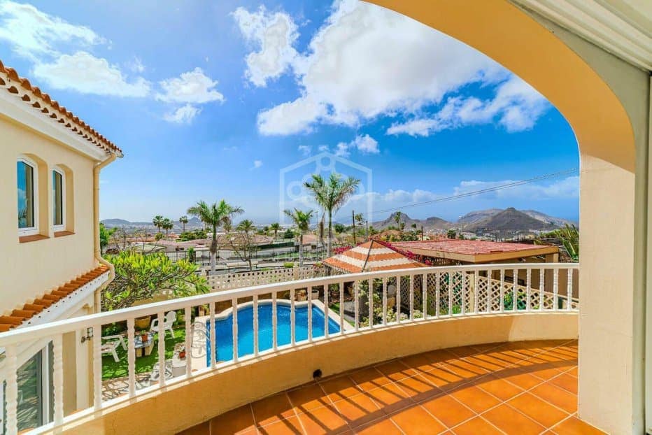 5 bedroom Villa for sale in Arona - € 800,000 (Ref: 9211399)