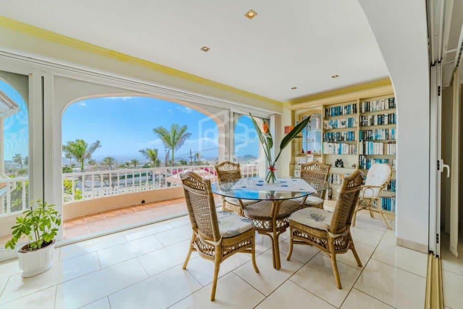 5 bedroom Villa for sale in Arona - € 800,000 (Ref: 9211399)