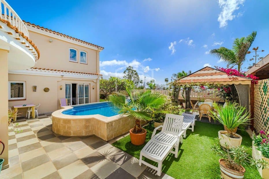 5 bedroom Villa for sale in Arona - € 800,000 (Ref: 9211399)