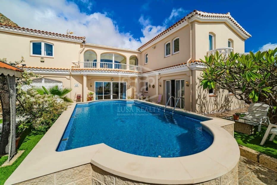 5 bedroom Villa for sale in Arona - € 800,000 (Ref: 9211399)