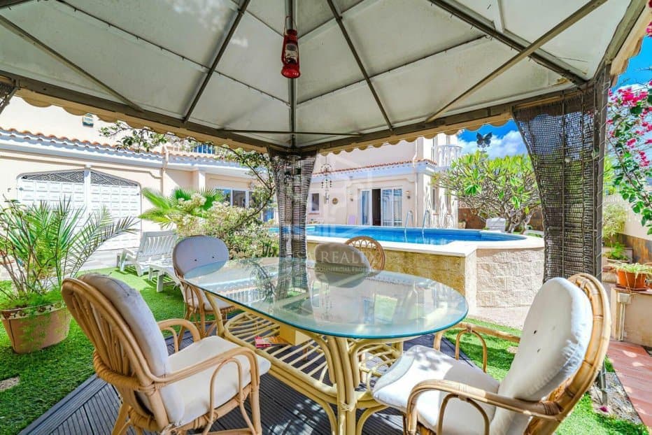 5 bedroom Villa for sale in Arona - € 800,000 (Ref: 9211399)