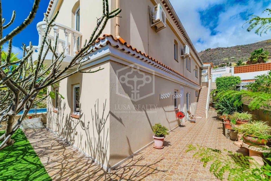 5 bedroom Villa for sale in Arona - € 800,000 (Ref: 9211399)