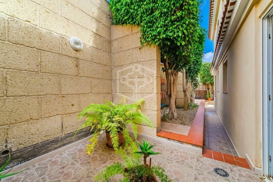 5 bedroom Villa for sale in Arona - € 800,000 (Ref: 9211399)