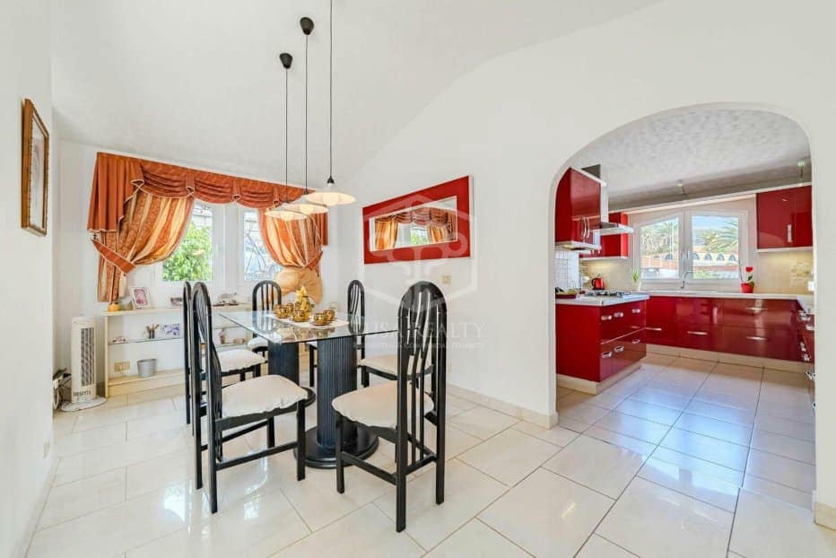 5 bedroom Villa for sale in Arona - € 800,000 (Ref: 9211399)