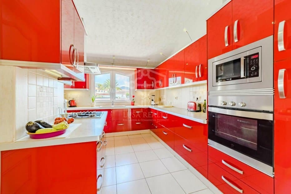 5 bedroom Villa for sale in Arona - € 800,000 (Ref: 9211399)