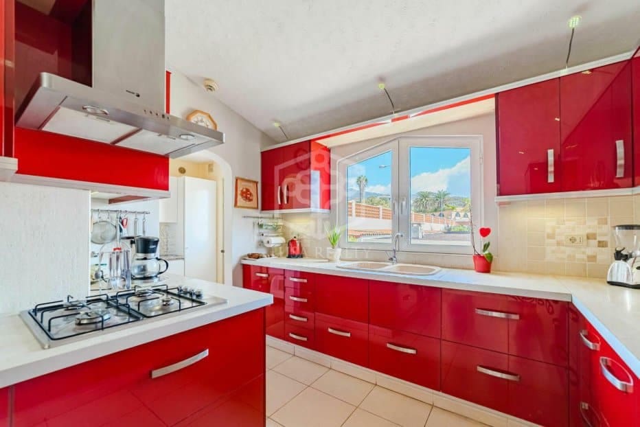 5 bedroom Villa for sale in Arona - € 800,000 (Ref: 9211399)