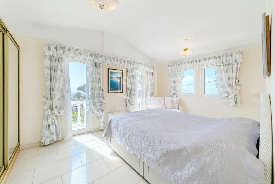 5 bedroom Villa for sale in Arona - € 800,000 (Ref: 9211399)