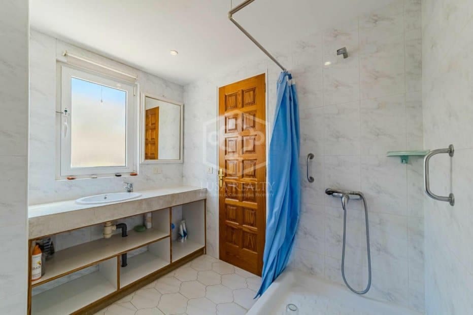 5 bedroom Villa for sale in Arona - € 800,000 (Ref: 9211399)