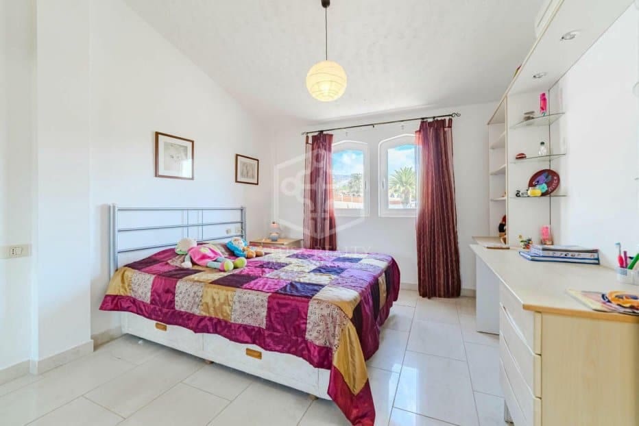 5 bedroom Villa for sale in Arona - € 800,000 (Ref: 9211399)