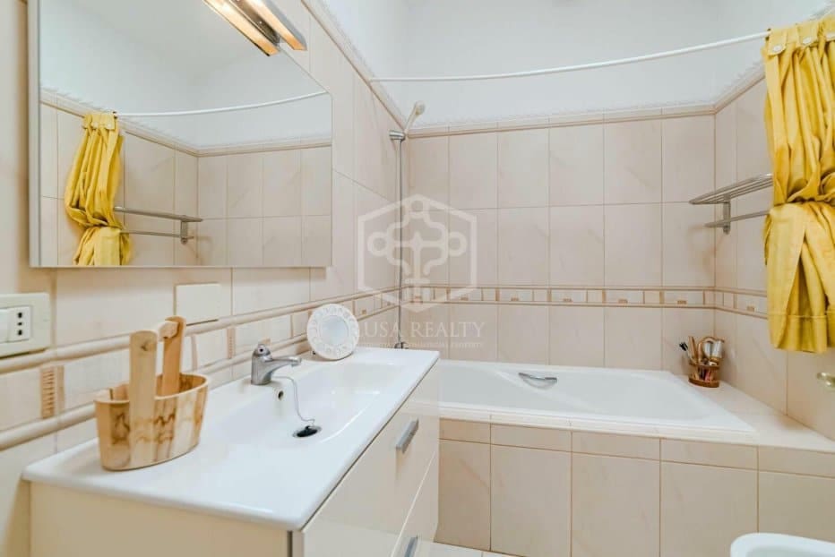 5 bedroom Villa for sale in Arona - € 800,000 (Ref: 9211399)