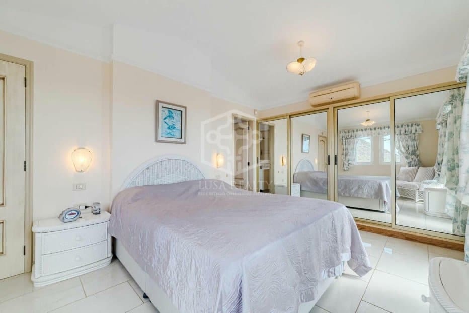 5 bedroom Villa for sale in Arona - € 800,000 (Ref: 9211399)