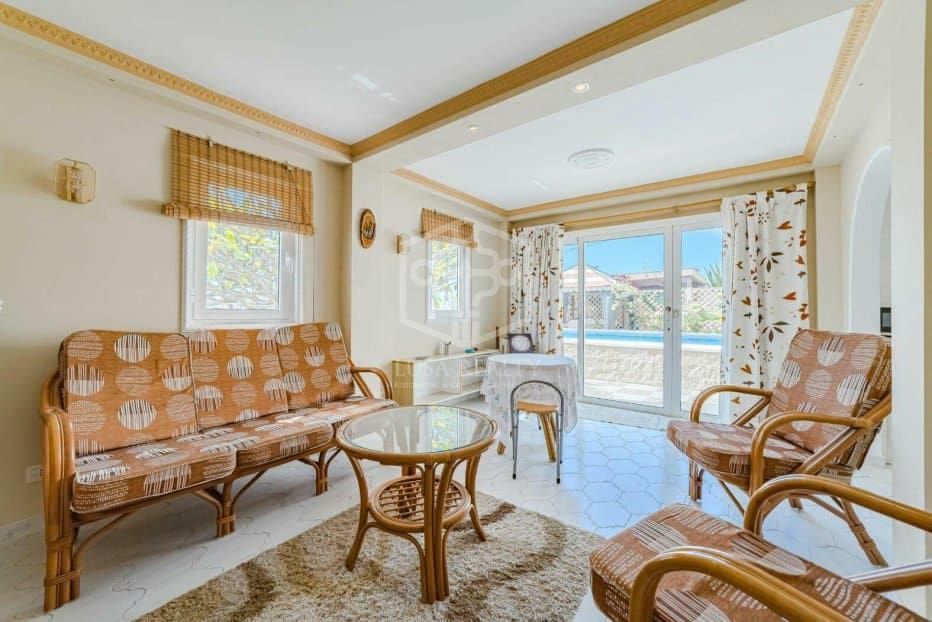 5 bedroom Villa for sale in Arona - € 800,000 (Ref: 9211399)