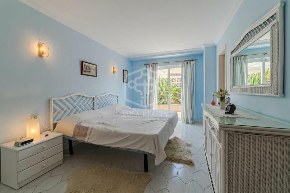 5 bedroom Villa for sale in Arona - € 800,000 (Ref: 9211399)