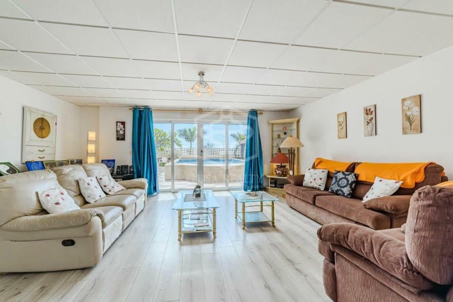 5 bedroom Villa for sale in Arona - € 800,000 (Ref: 9211399)