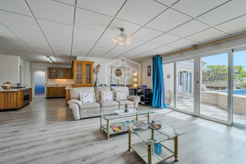 5 bedroom Villa for sale in Arona - € 800,000 (Ref: 9211399)