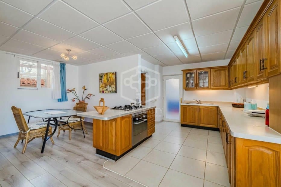 5 bedroom Villa for sale in Arona - € 800,000 (Ref: 9211399)