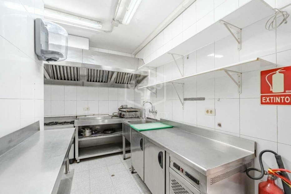 Kaupallinen myytävänä paikassa Guia de Isora - 1 200 000 € (Ref: 9307103)