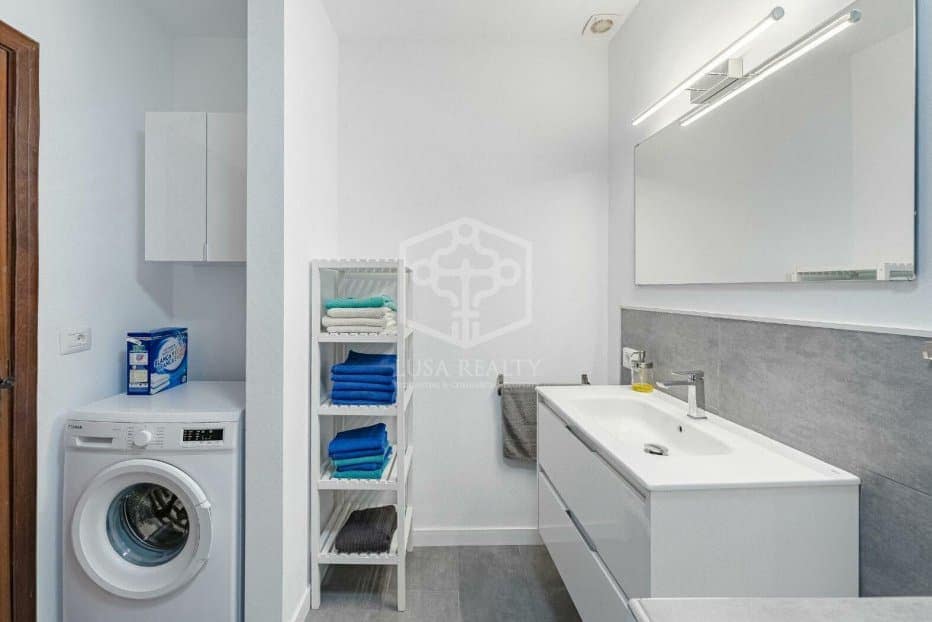 Kaupallinen myytävänä paikassa Guia de Isora - 1 200 000 € (Ref: 9307103)