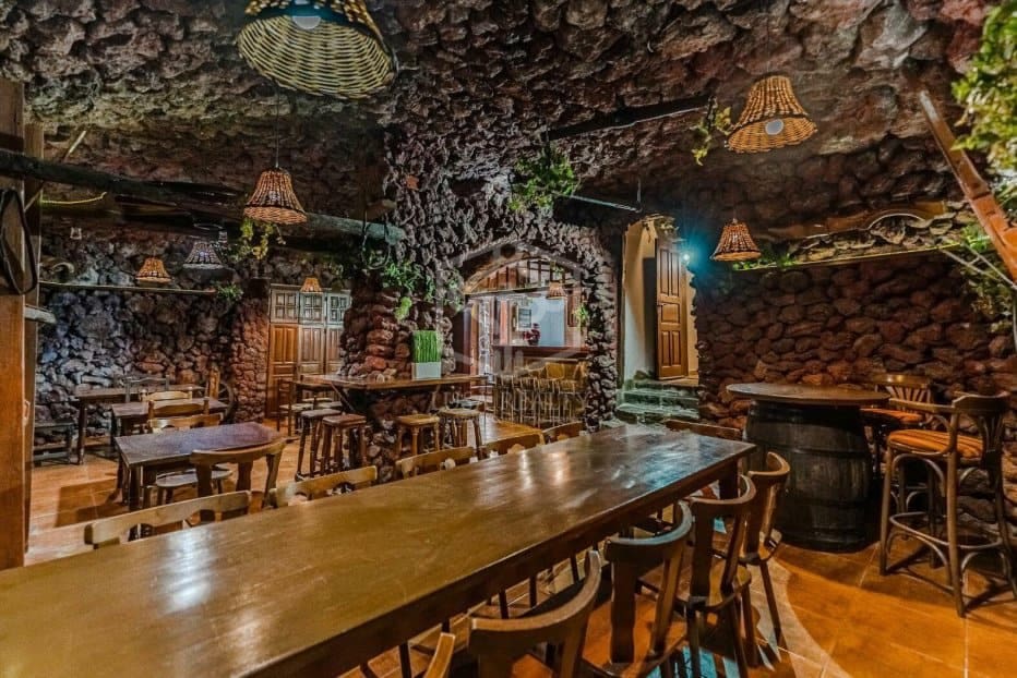 Kaupallinen myytävänä paikassa Guia de Isora - 1 200 000 € (Ref: 9307103)