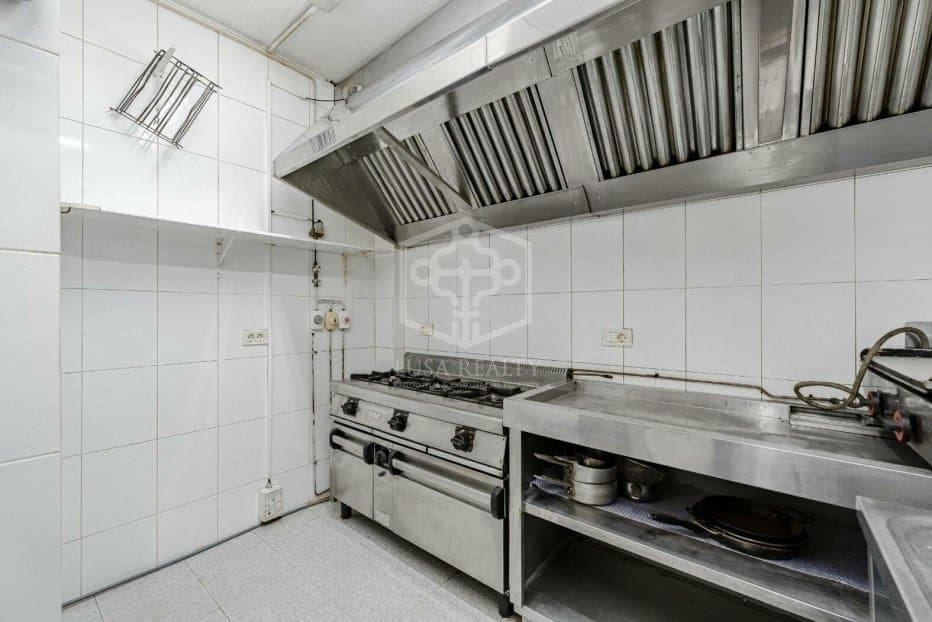 Kaupallinen myytävänä paikassa Guia de Isora - 1 200 000 € (Ref: 9307103)