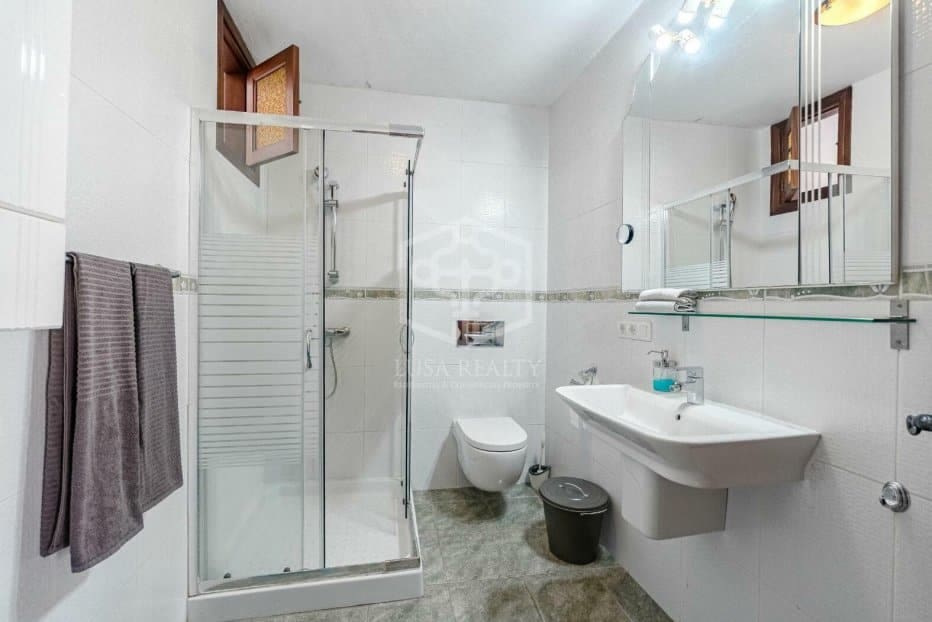 Kaupallinen myytävänä paikassa Guia de Isora - 1 200 000 € (Ref: 9307103)