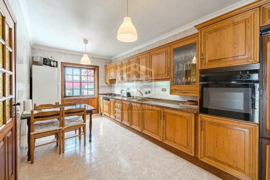 Kaupallinen myytävänä paikassa Guia de Isora - 1 200 000 € (Ref: 9307103)