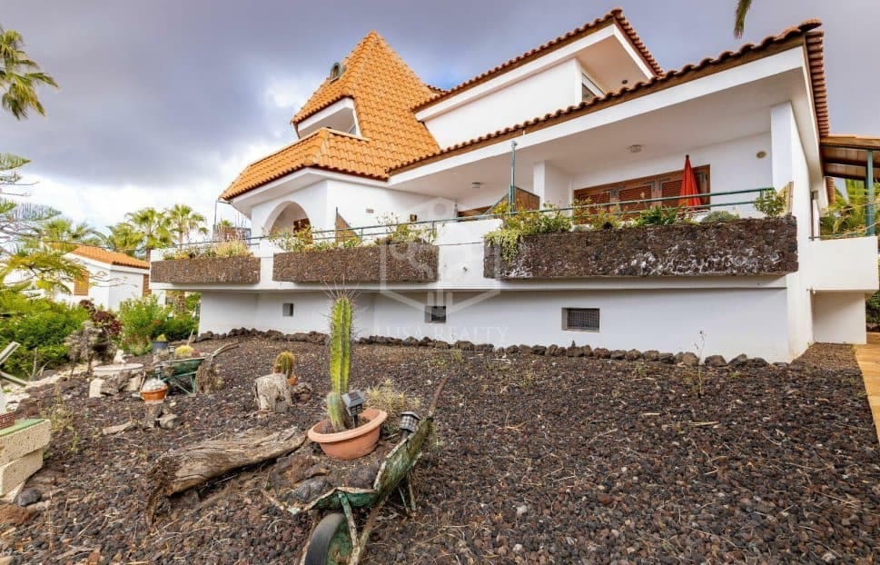 27 sovrum Kommersiell till salu i Arona - 3 500 000 € (Ref: 9450842)