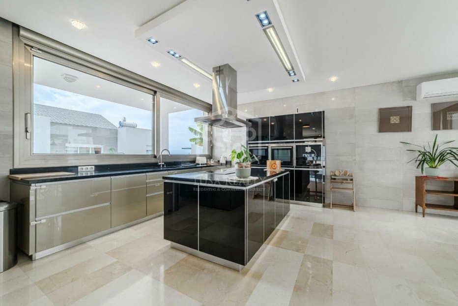 5 bedroom Villa for sale in Adeje - € 2,300,000 (Ref: 9500333)