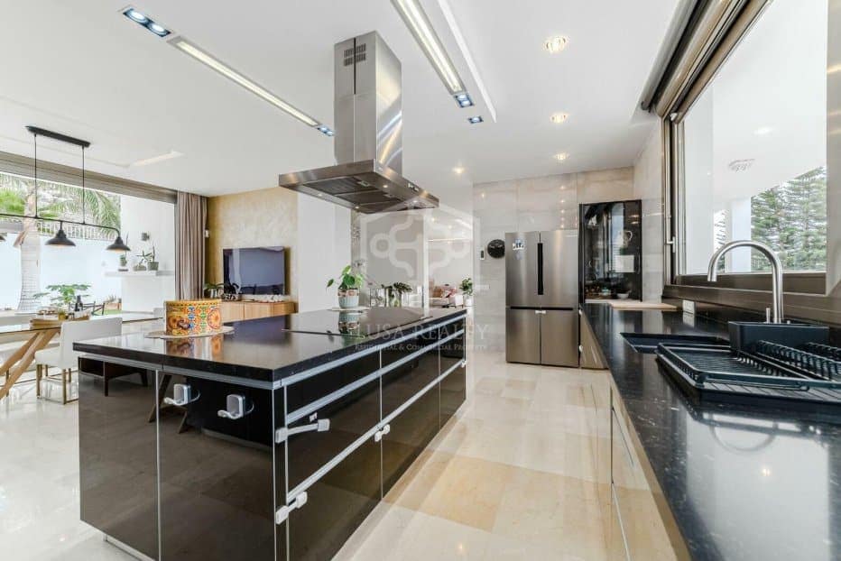 5 bedroom Villa for sale in Adeje - € 2,300,000 (Ref: 9500333)