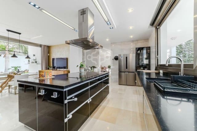 5 bedroom Villa for sale in Torviscas Centro y Alto, Adeje - € 2,300,000 (Ref: 9500333)