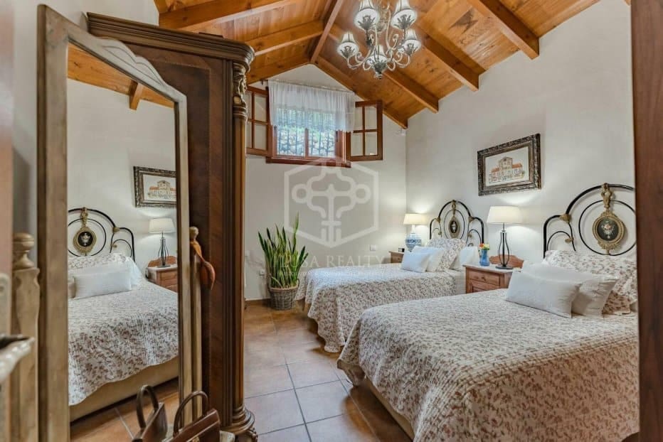 4 bedroom Villa for sale in Icod de los Vinos - € 950,000 (Ref: 9500336)