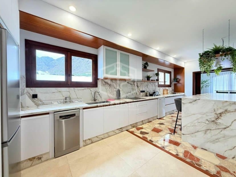 8 bedroom Villa for sale in Buenavista del Norte - € 3,700,000 (Ref: 9522823)