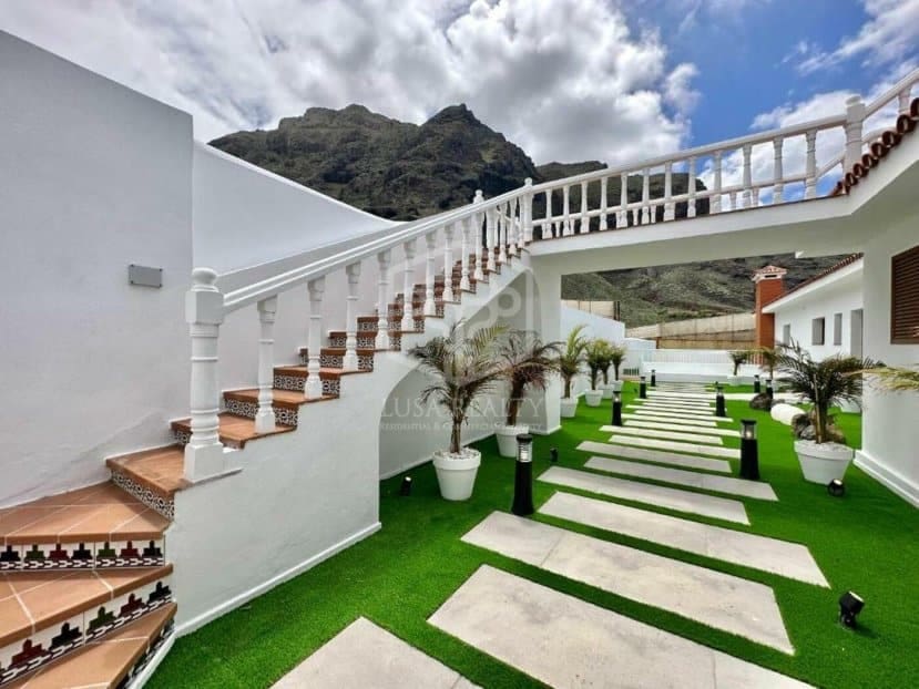 8 bedroom Villa for sale in Buenavista del Norte - € 3,700,000 (Ref: 9522823)