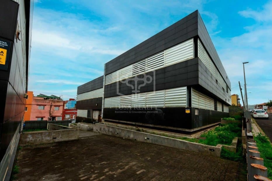 Commercial for sale in San Cristobal de La Laguna - € 4,400,000 (Ref: 9581394)