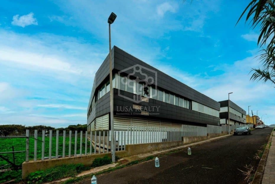 Commercial for sale in San Cristobal de La Laguna - € 4,400,000 (Ref: 9581394)